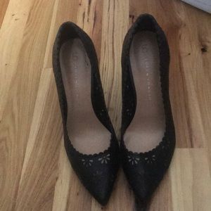 Black flower pumps